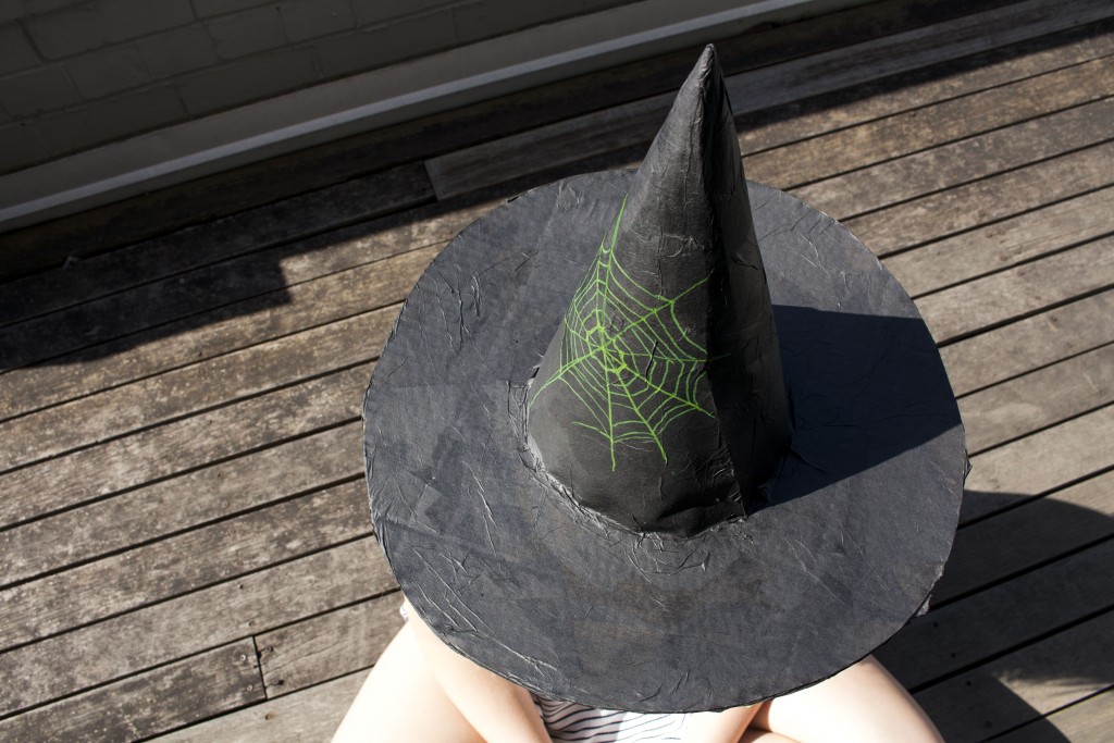 Make your own witch's hat 