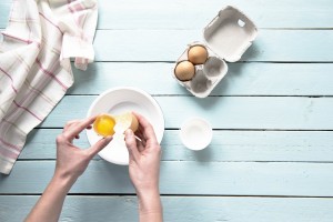 Fluffiges Eiweissbrot: Eier trennen