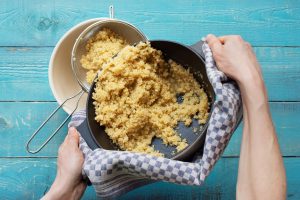 HF160503_Global_Blog_1_how_to_cook_quinoa_Step3_drain_quinoa_low