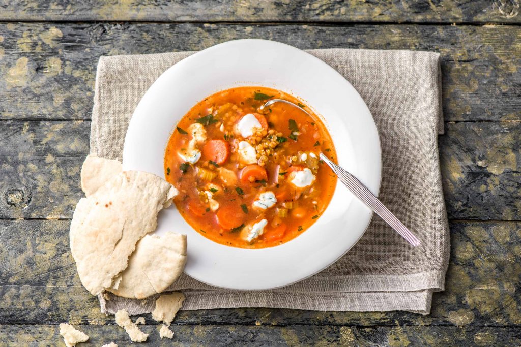 Ein kulinarischer Urlaub zu Hause: Türkische rote Linsen-Suppe mit Minz-Joghurt