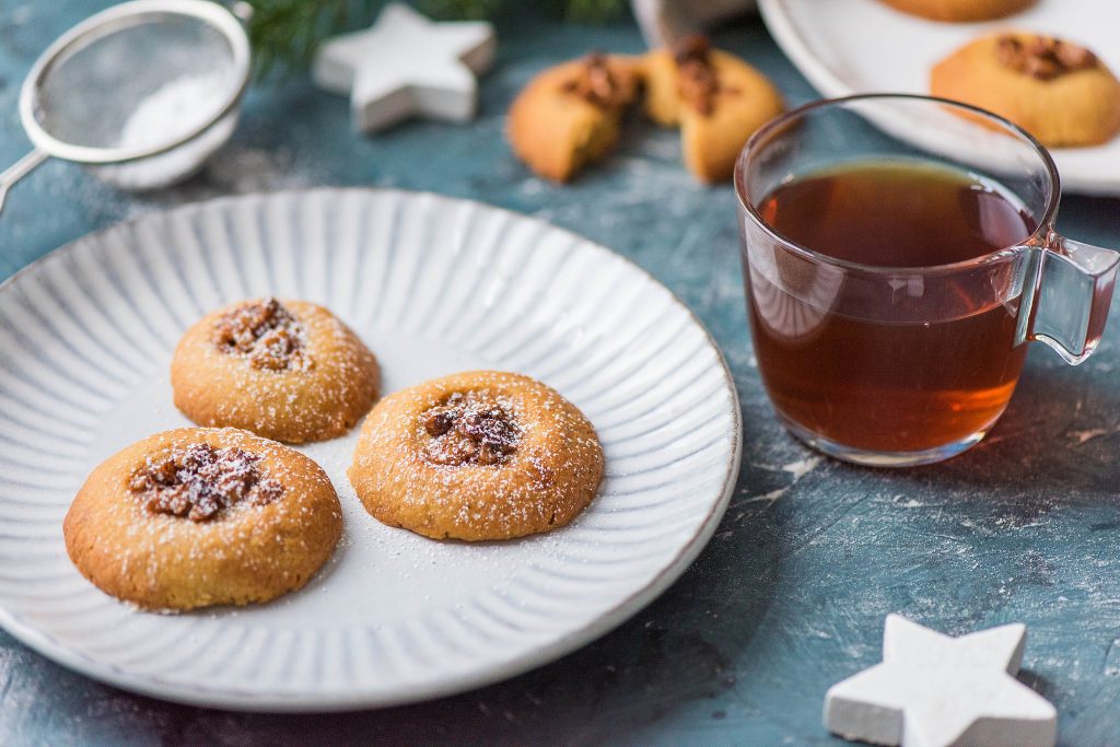 Weihnachtsbäckerei: Plätzchen Teller Tee