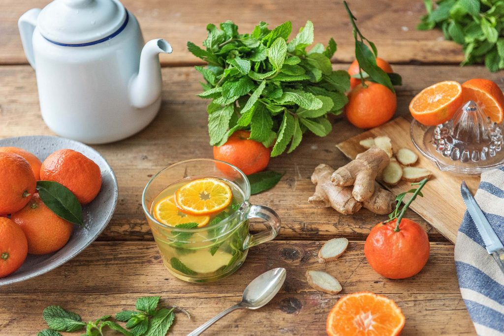 Frisch vom Markt: Zutaten für Mandarinen-Ingwer-Minze Tee